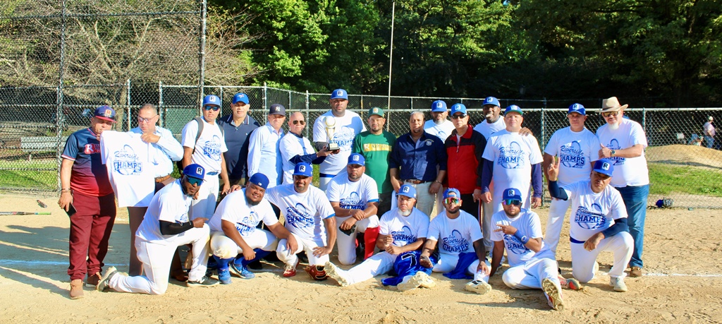 Los campeones L.A. Riverside Brokerage reciben la copa de campeón de parte del señor Persio Fernández, (37), presidente de Riverside Car Service. Además, aparecen Digno Hidalgo, (193), y los directivos de la liga.