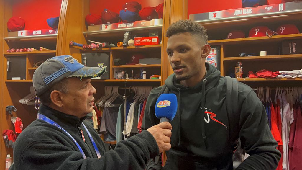 Johan Rojas ofrece declaraciones al reportero Agustín Zapata, después de la victoria 10-0.