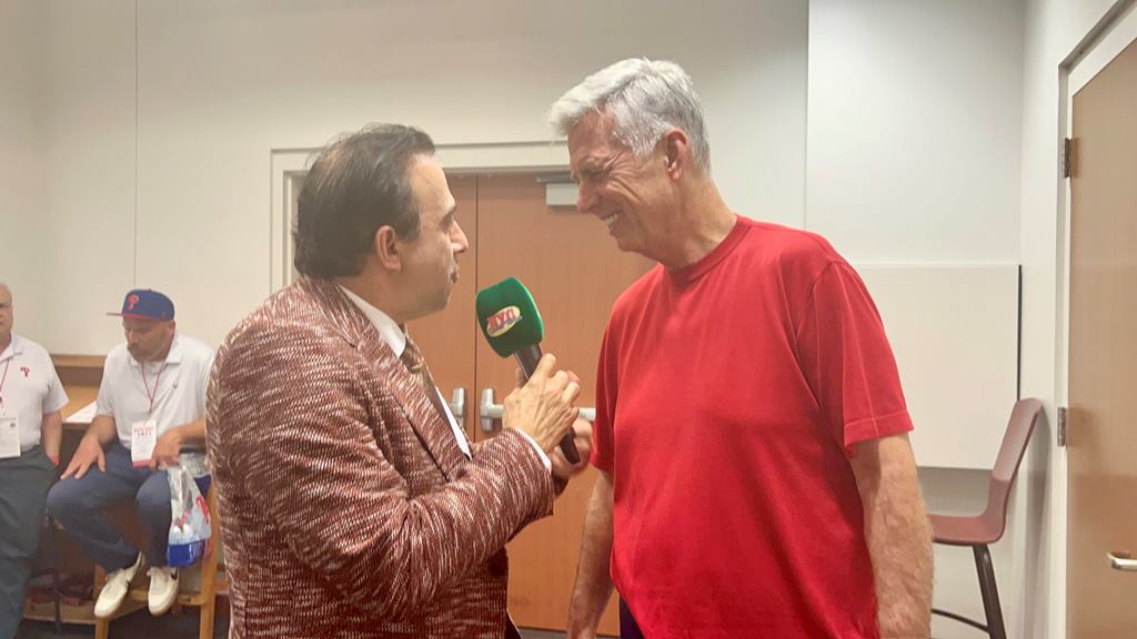 Neftalí Medina conversó con Dave Dombrowski en el Citizens Bank Park.