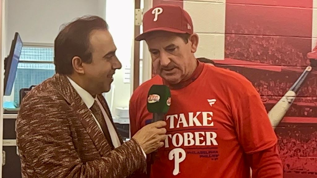 Neftalí Medina conversó con el feliz dirigente de los Filis Rob Thomson en el Citizens Bank Park.