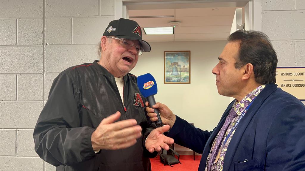 Neftalí Medina, (der.), conversa el propietario de los D-backs de Arizona Ken Kendrick
