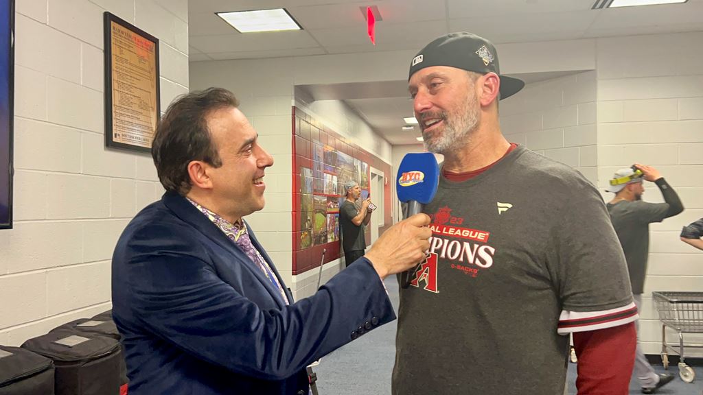 Neftalí Medina dialoga con el manager de los Diamondbacks Torey Lovullo