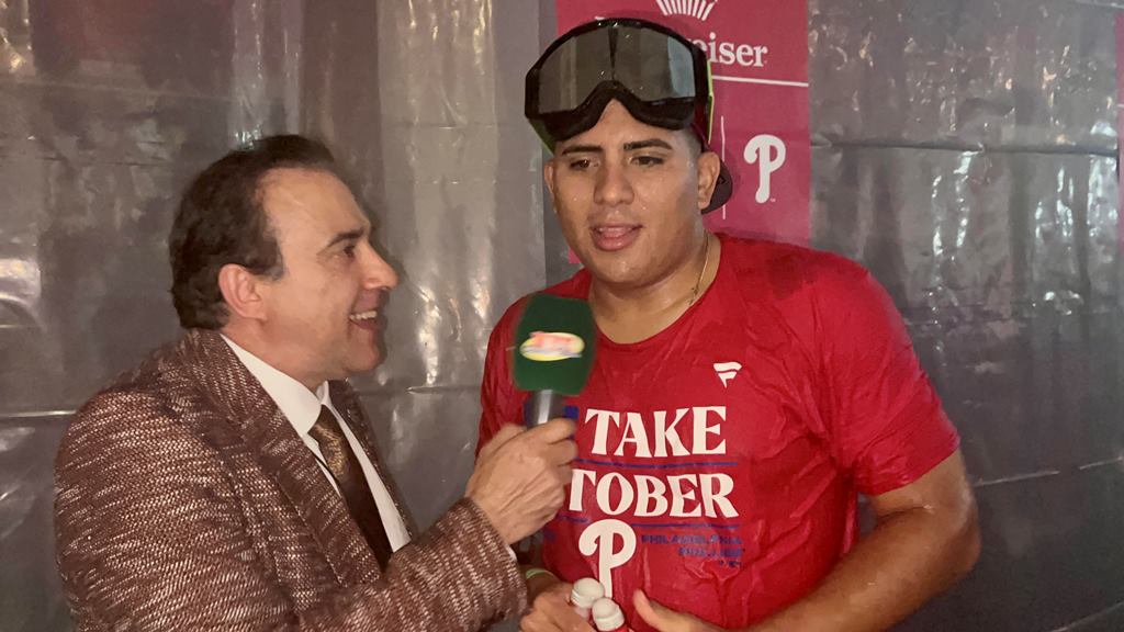 Neftalí Medina entrevista a con Ranger Suárez en el Citizens Bank Park