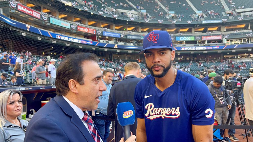 Neftalí Medina entrevista al jugador Leody Taveras en el Chase Field.