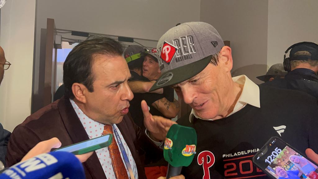 Neftalí Medina entrevistando al propietario del equipo John Middleton en Citizens Bank Park