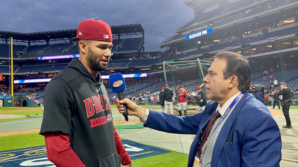Neftalí Medina es captado conversando con Lourdes Gurriel Jr., en Citizens Bank Park