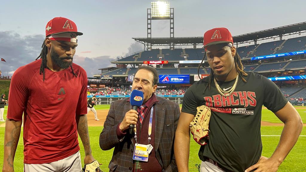 Neftalí Medina es captado hablando con los lanzadores Miguel Castro y Luis Frías en el Citizens Bank Park