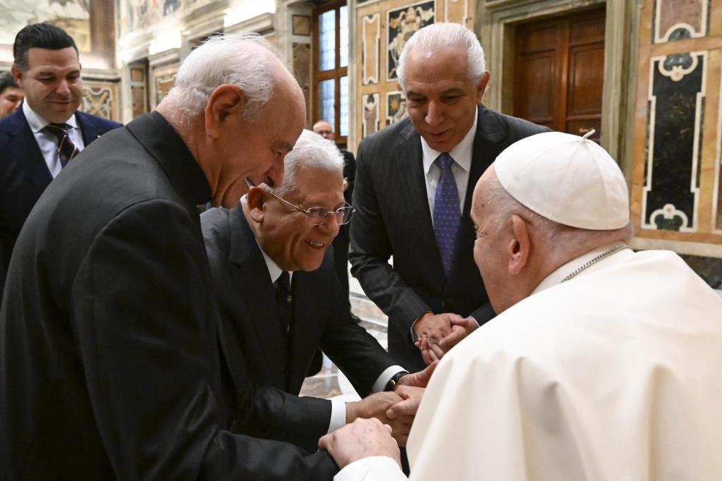 Don Mario J. Paredes, saluda al Papa Francisco, mientras el doctor Ramón Tallaj, observa.