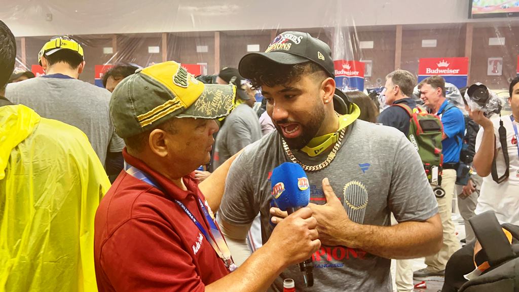 Agustín Zapata dialogando con el feliz jugador dominicano Ezequiel Durán