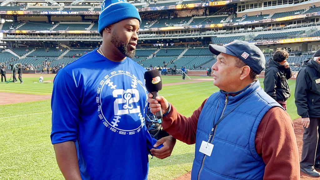 Agustín Zapata entrevista al lanzador Arodys Vizcaíno en Citi Field.