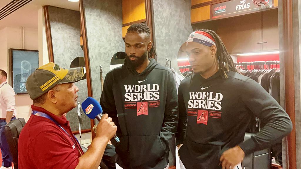 Agustín Zapata entrevistó a los lanzadores Pedro castro y Luis Frías en el clubhouse de los D-backs