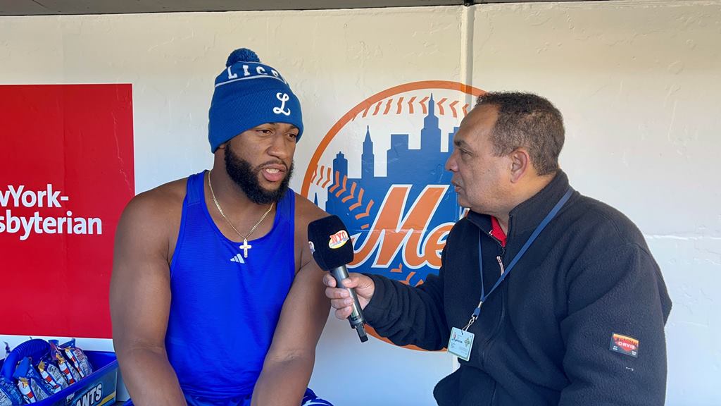 Agustín Zapata es captado entrevistando a Mel Rojas Jr. en Citi Field.