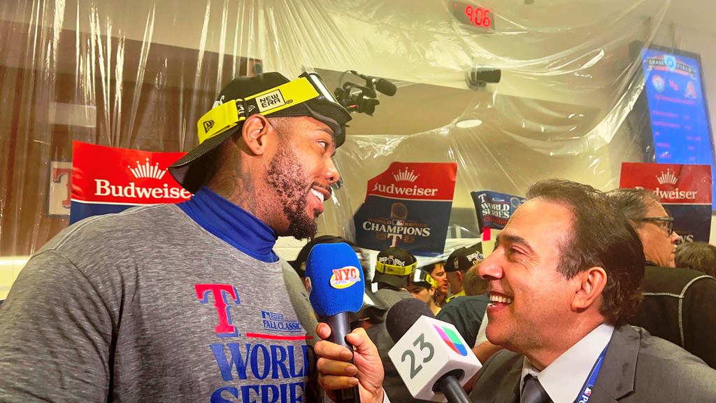 Aroldis Chapman es abordado por periodistas en el clubhouse