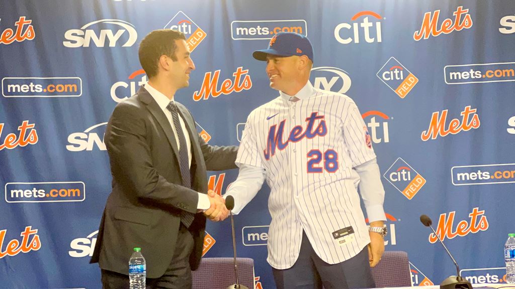 David Stearns, da la bienvenida al nuevo manager de los Mets, Carlos Mendoza