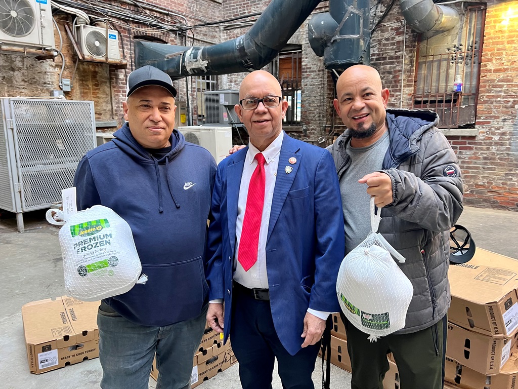 Persio Fernández, (37), presidente, posa junto a dos de los choferes de Riverside Car Limo Service.