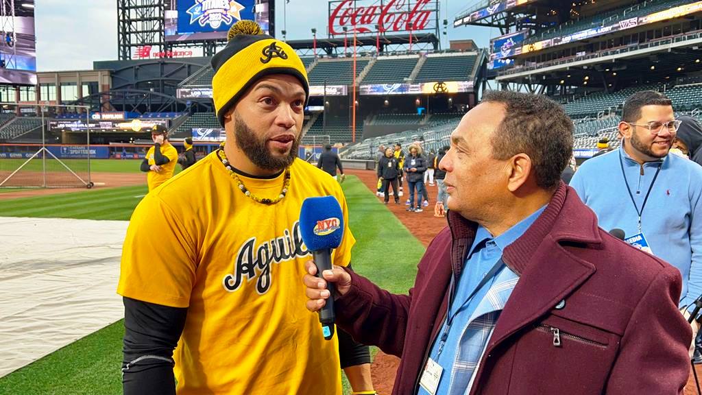 Juan Carlos Pérez es entrevistado por Agustín Zapata en Citi Field.
