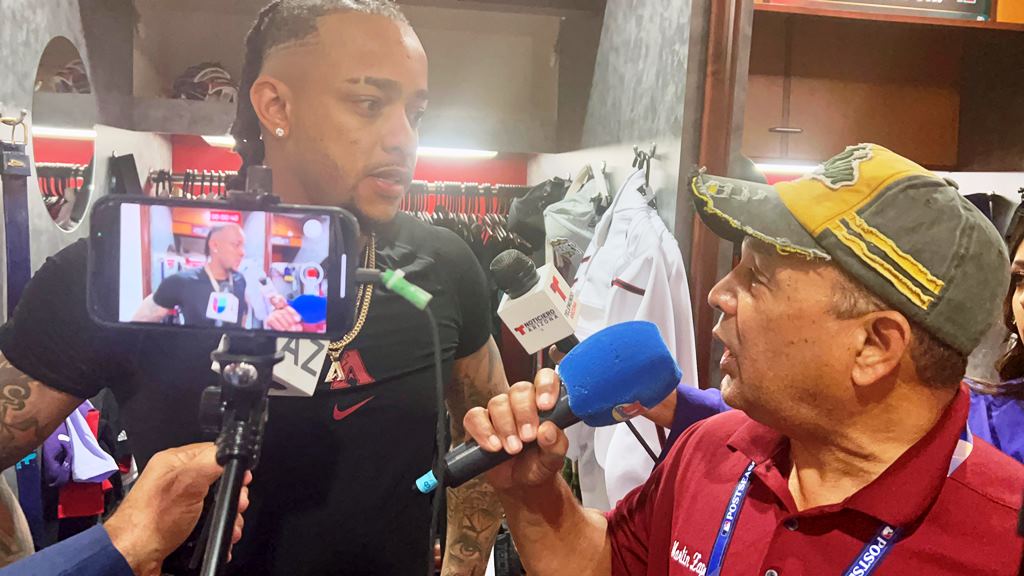 Ketel Marte respondiendo preguntas de los periodistas después de la derrota