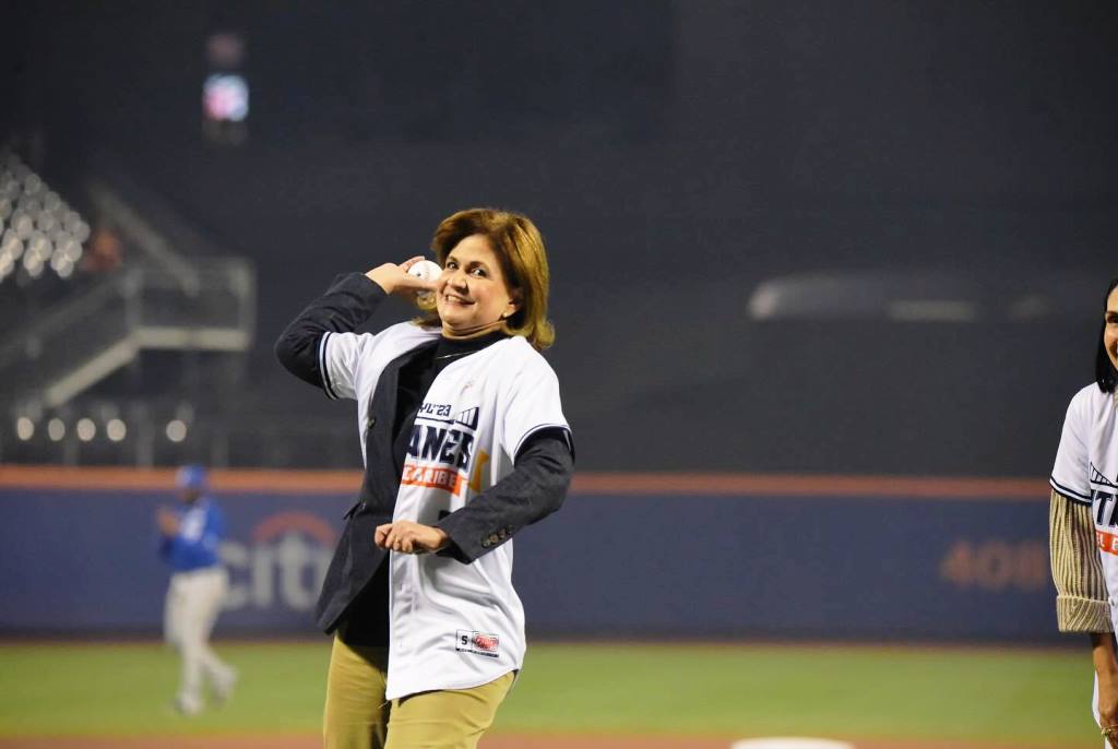La vicepresidenta de la República Dominicana, Raquel Peña, realizó el lanzamiento de la primera bola, la cual fue recibida por David Ortiz.