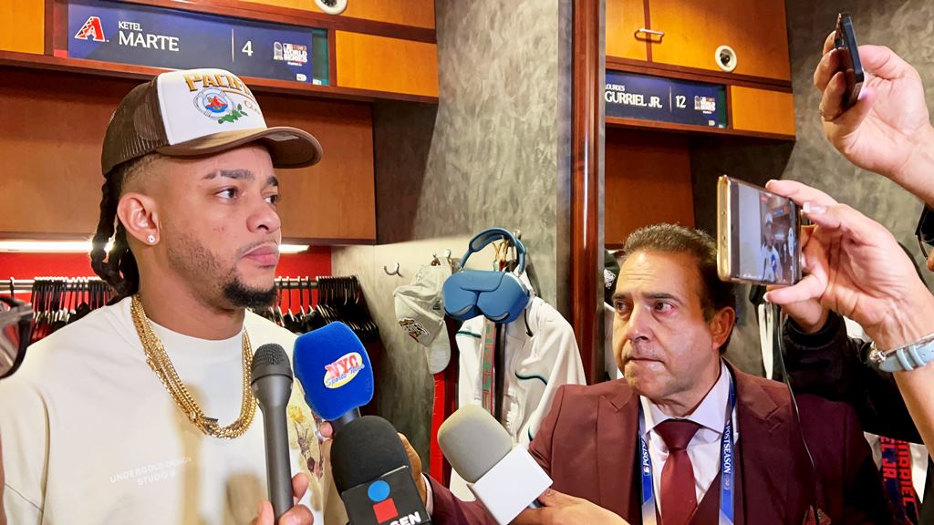 Neftalí Medina con Ketel Marte en el clubhouse de los D-backs al final del juego