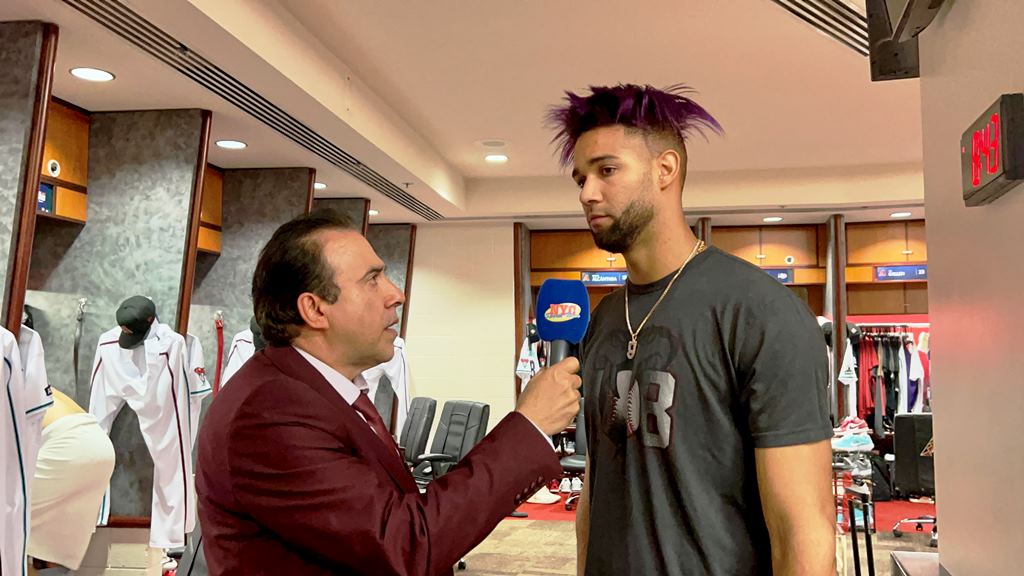 Neftalí Medina conversó en el clubhouse de los D-backs al final del juego con Lourdes Gurriel Jr