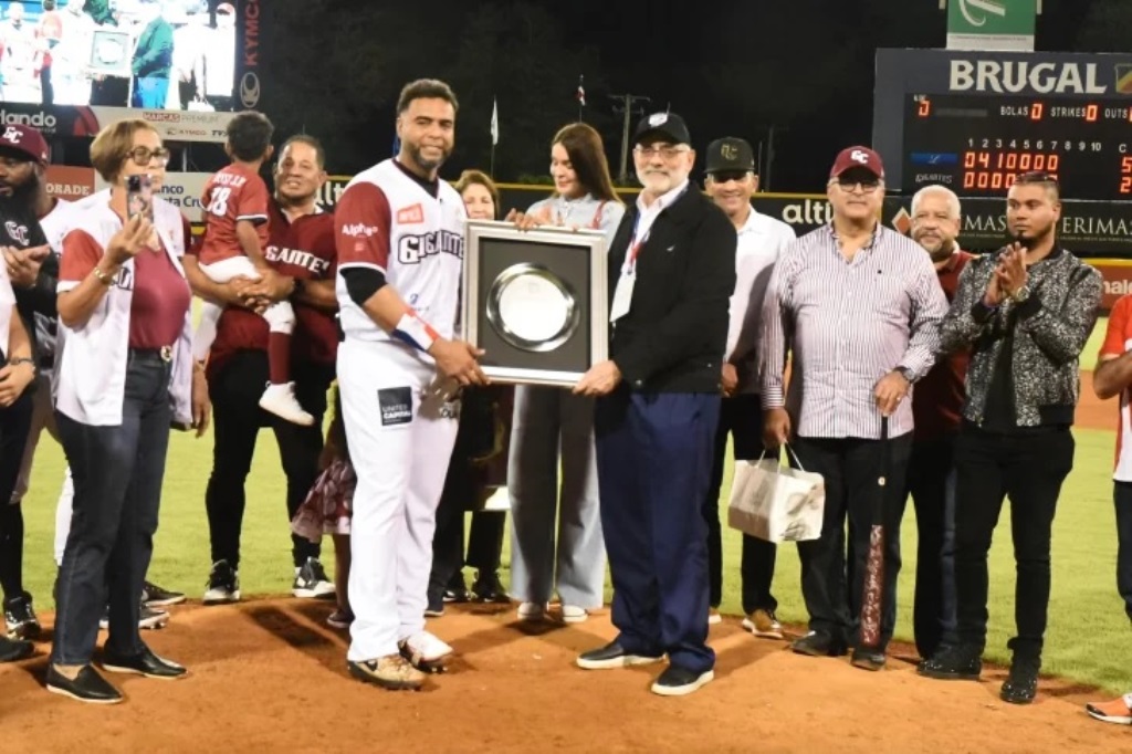 Nelson Cruz recibe reconocimiento del presidente de la Liga Dominicana, Vitelio Mejía