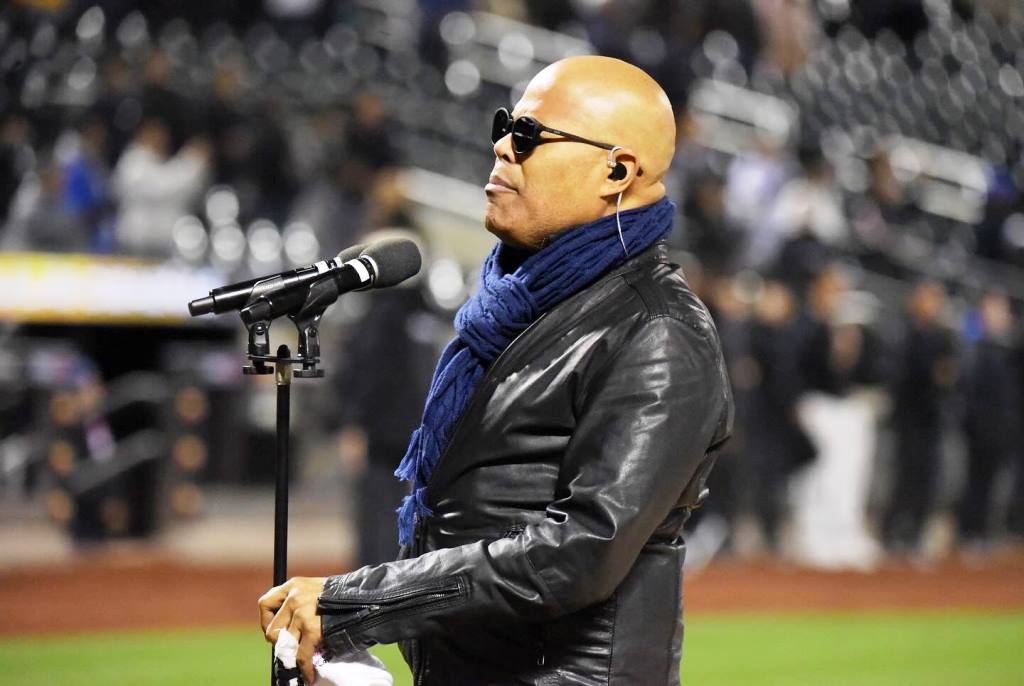 Rubby Pérez, cantó el Himno Nacional Dominicano y también ofreció un show artístico después del partido.