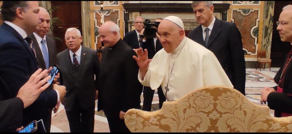 El Papa Francisco saluda a la delegación que lo visitó encabezado por el doctor Ramón Tallaj, Mario J. Paredes, entre otros.