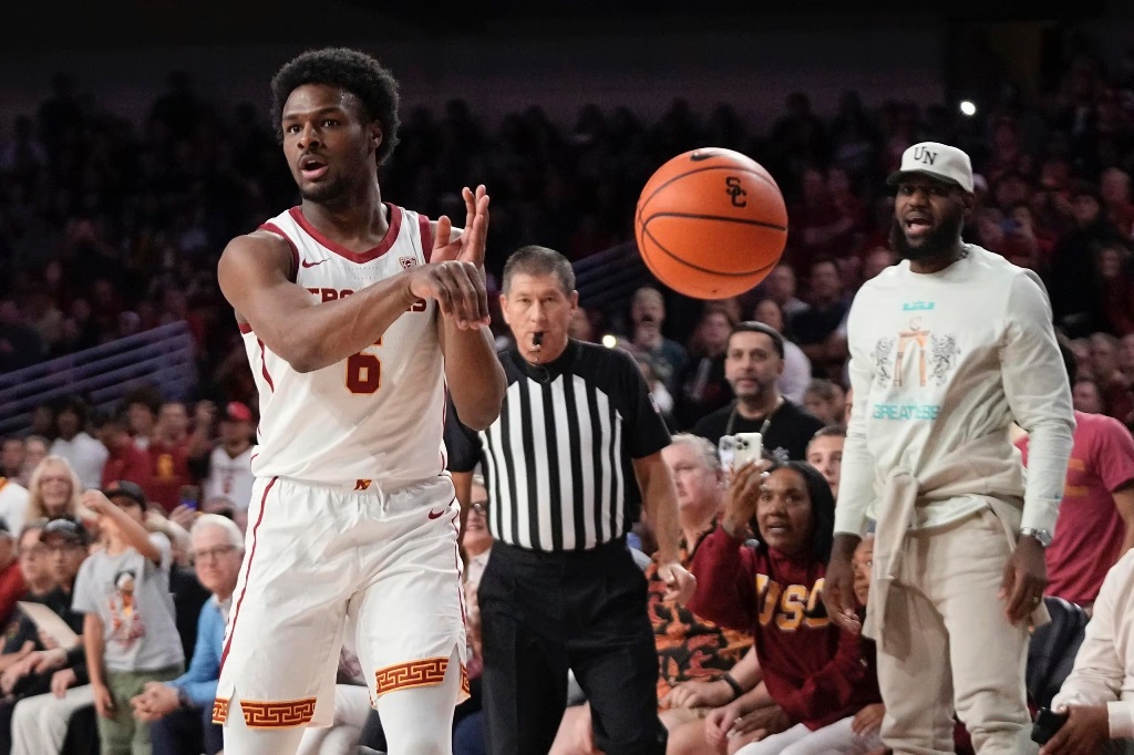 Bronny James debutó a nivel universitario
