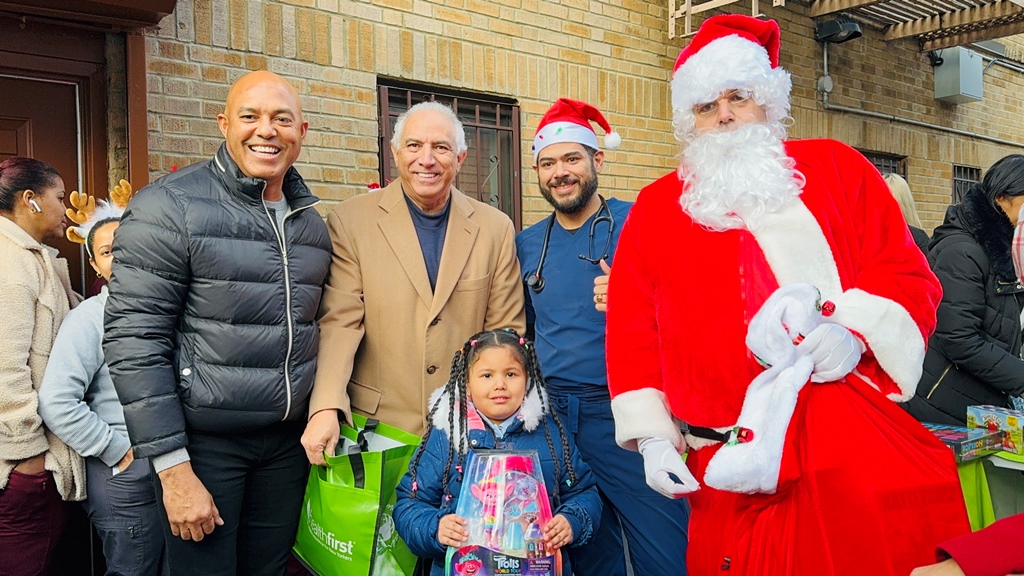 Por todo lo alto se celebró la entrega de juguetes y regalos a los niños en Nueva York.