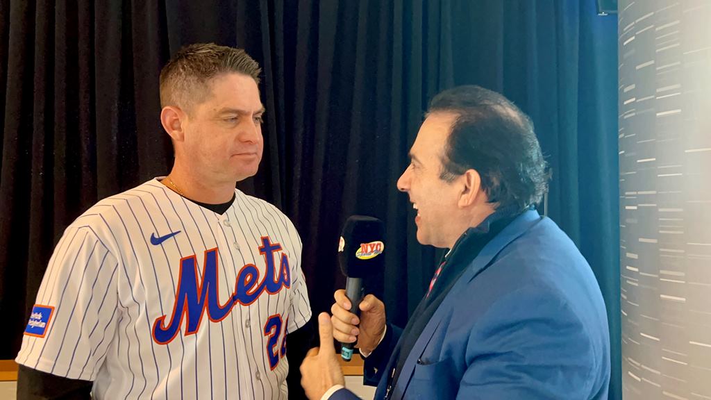 Neftalí Medina conversó con Carlos Mendoza en el Citi Field.