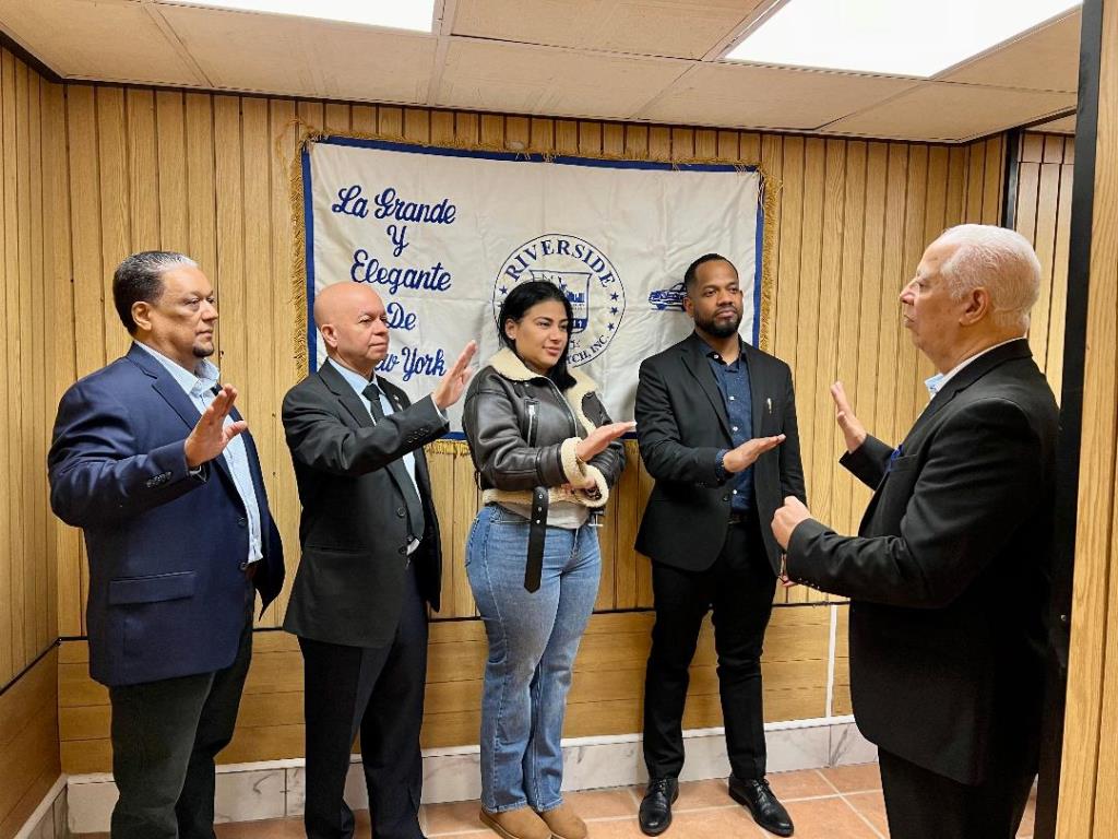 Francisco Solano, (der.), toma el juramento a los nuevos directivos de la famosa compañía de taxis Riverside Car & Limo Service.