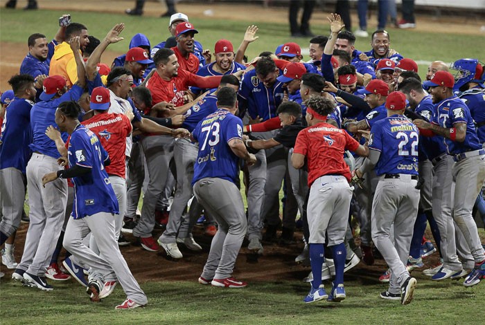 Tiburones apalean a Bravos 15 enero