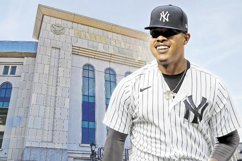 marcus stroman con uniforme de los yankees, imagen falsa
