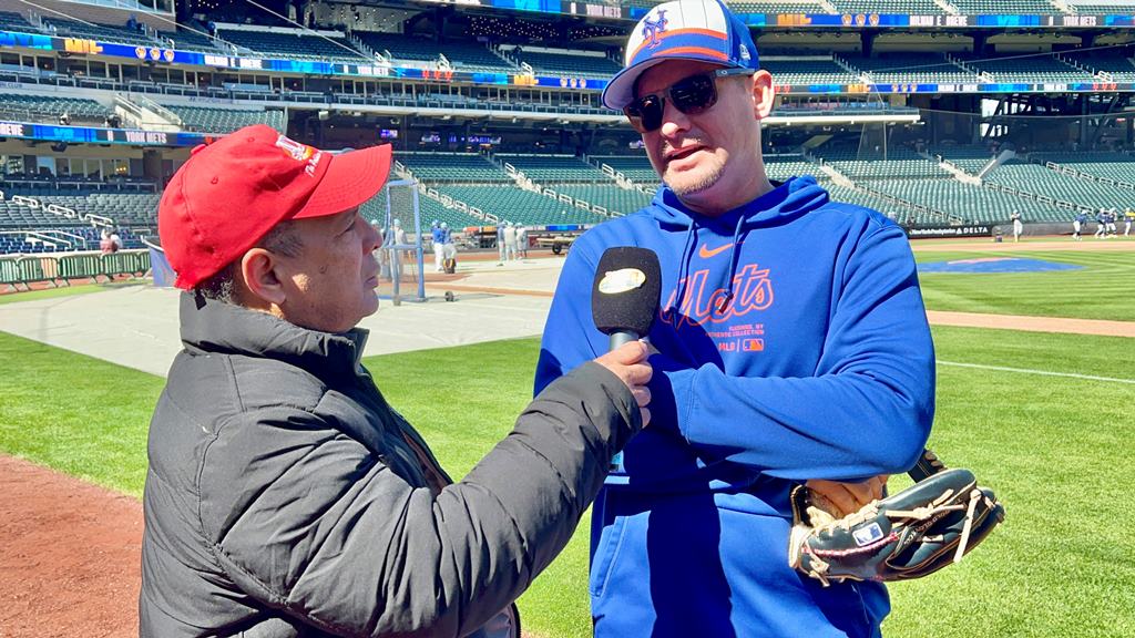 Carlos Mendoza fue entrevistado por Agustín Zapata en Citi Field.