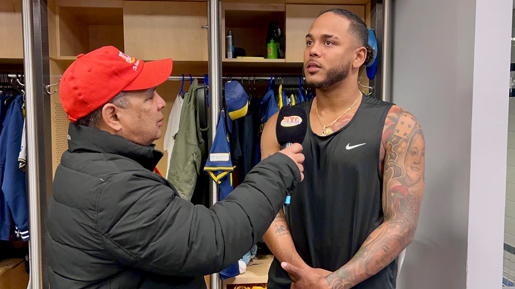 Freddy Peralta es captado en el momento que fue entrevistado por Agustín Zapata en Citi Field en Nueva York.