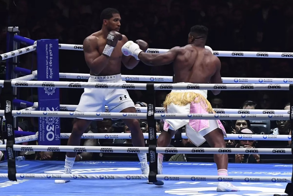 Joshua noquea a Ngannou