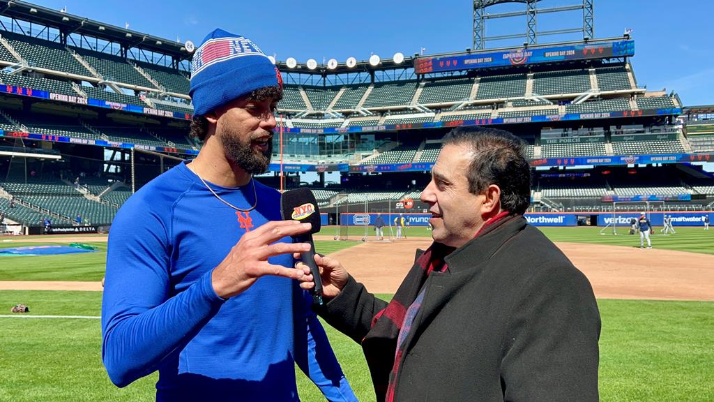 Neftalí Medina entrevista al lanzador Jorge López en Citi Field
