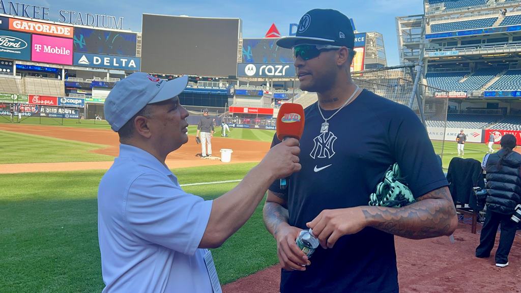 Agustín Zapata conversa co el lanzador Luis Gil en el Yankee Stadium.