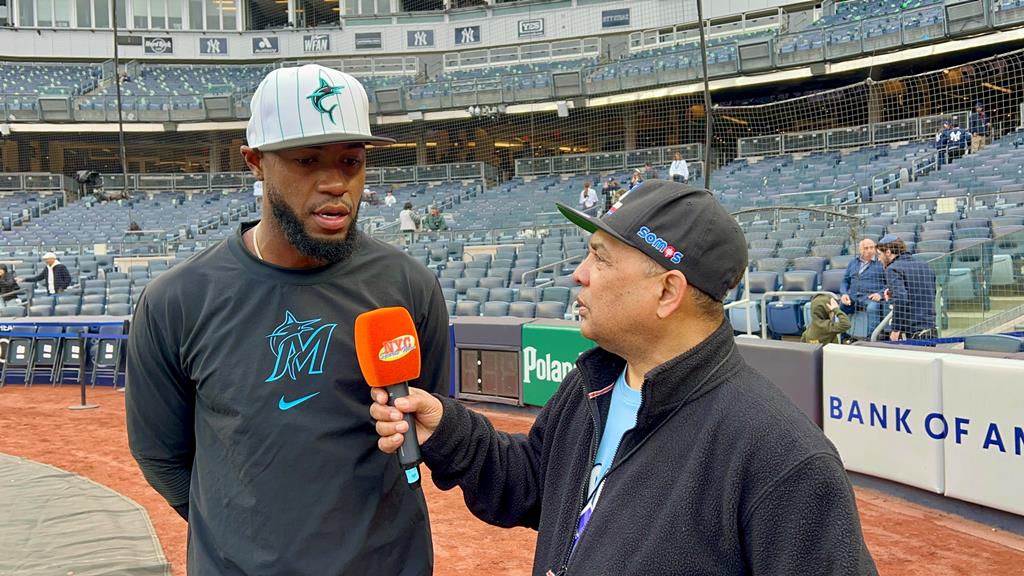 Agustín Zapata entrevista al jardinero de los Marlins Bryan de la Cruz en el Yankee Stadium.