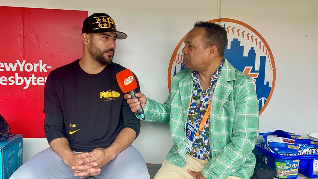 Agustín Zapata entrevista al lanzador venezolano Martín Pérez en Citi Field.