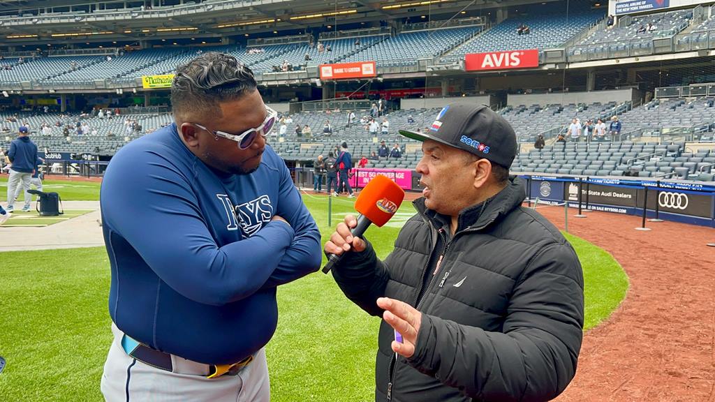 Agustín Zapata sostuvo una importante conversación con Rodney Linares en el Yankee Stadium.