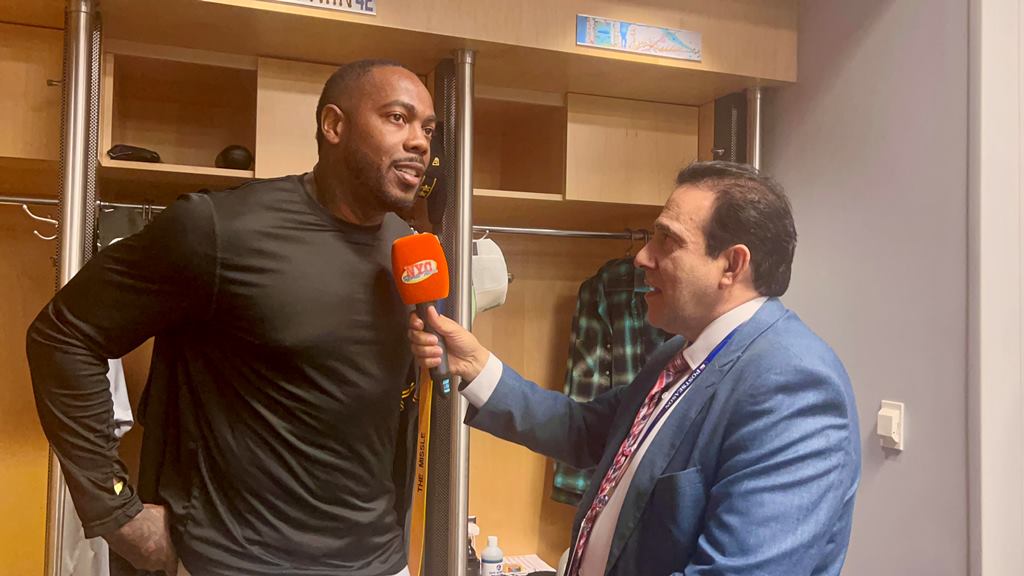 Aroldis Chapman ofrece declaraciones a Neftalí Medina en Citi Field.