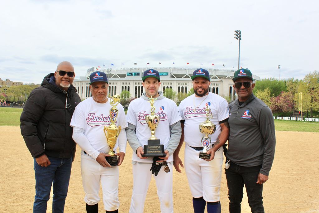 Desde la izquierda Manuel Brache, (gerente equipo campeón); Juan González, (MVP); Joanell Amarante, (manager campeón); Carlos de los Santos, (lanzador más destacado) y Daniel Reyes, presidente de la FDDNY.
