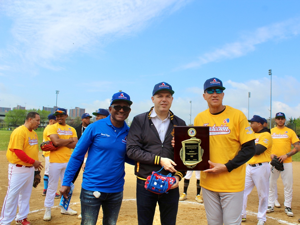 El lanzador de la MLB, Julián Tavárez (der.) y Daniel Reyes, (izq.), reconocen la labor altruista en la comunidad dominicana en Nueva York, de Ramón Tallaj Jr.