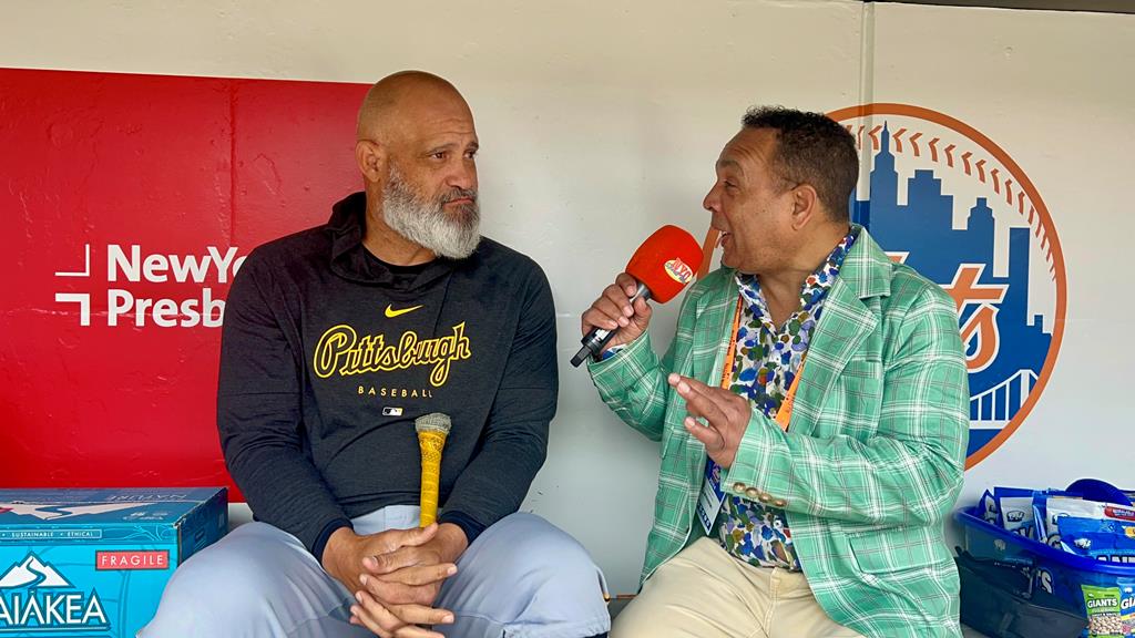 Mendy López Jr., sostiene una importante conversación con Agustín Zapata en Citi Field.
