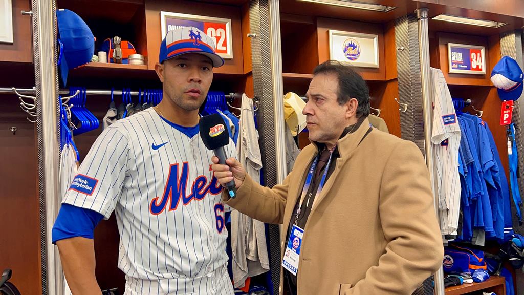Neftalí Medina conversa con José Quintana en Citi Field.