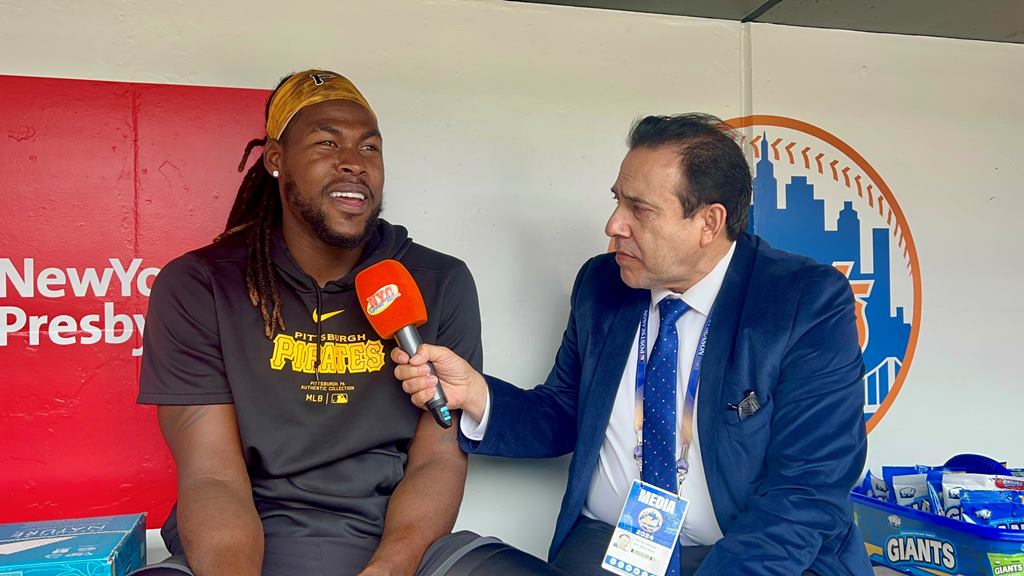 Neftalí Medina conversa con el Oneil Cruz en el Citi Field.