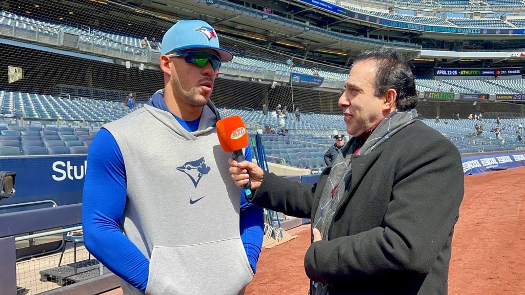 Neftalí Medina conversó con José Berríos de los Blue Jays de Toronto, en el Yankee Stadium.