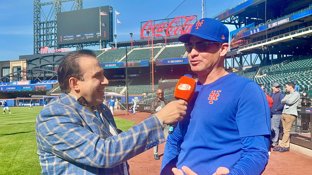 Neftalí Medina conversó con el manager de los Mets Carlos Mendoza en Citi Field.