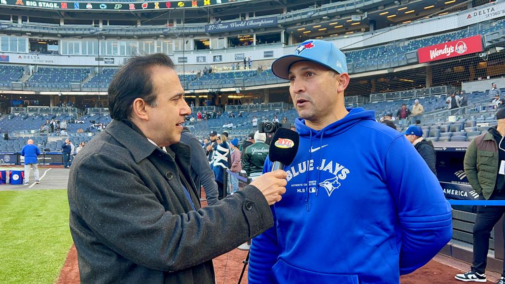 Neftalí Medina es captado conversando con el lanzador Paolo Espino en Yankee Stadium.